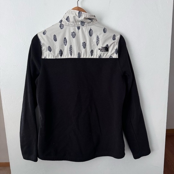 The North Face womans Pine Cone print pullover white and black Size Medium - Picture 4 of 5